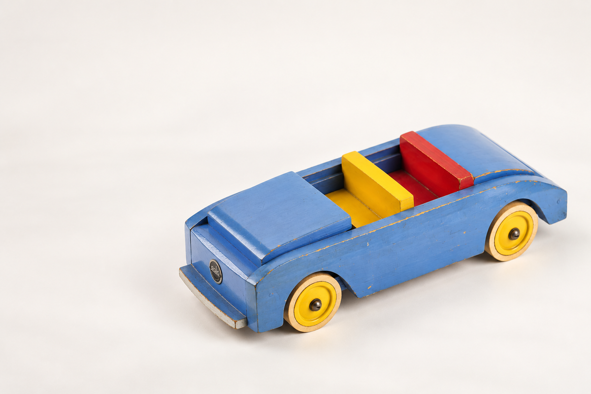 Historische blauwe ado speelgoedauto van hout