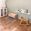 ado Kubusbank in een kinderkamer met houten speelgoed